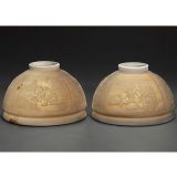 2个带暗花装饰的灯罩, 约1900年