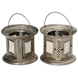 2个带有暗花装饰的夜灯